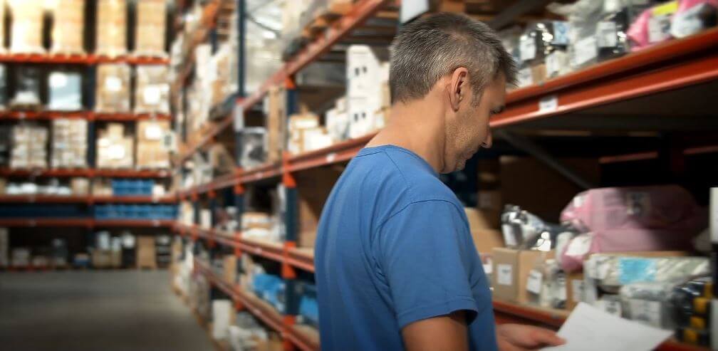 Persona trabajando en el almacén