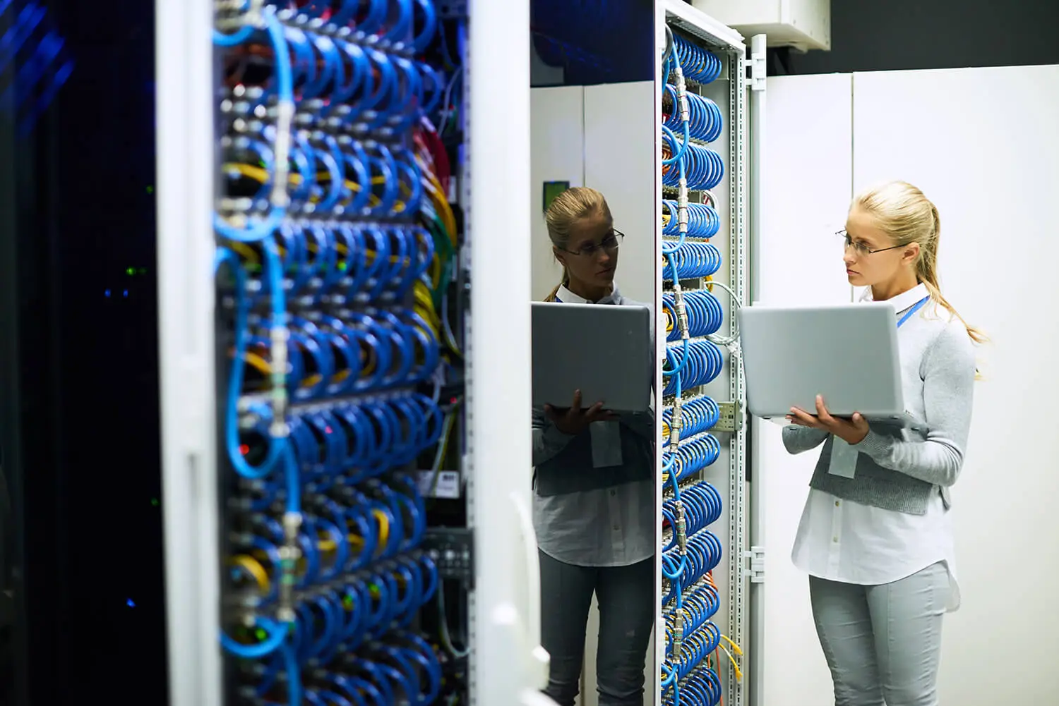 Mujer trabajando en el data center