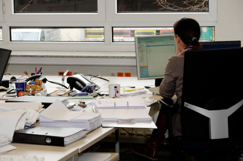 Mujer con ordenador trabajando