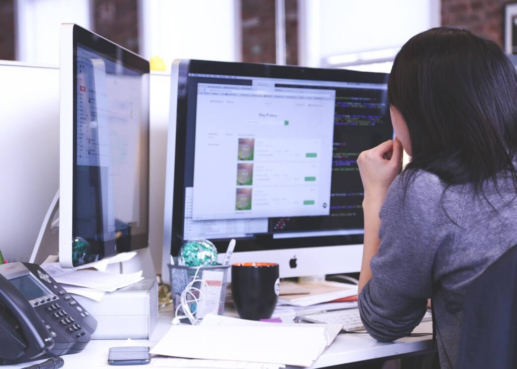 Persona trabajando con ordenador