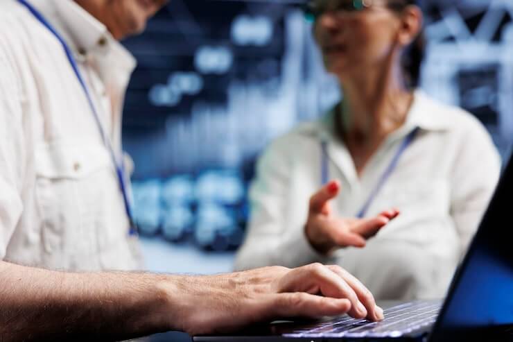 ejecutivos-computacion-data-center-ordenador Subcontrata de servicios IT