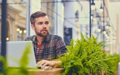 Hombre en una oficina con plantas cerca