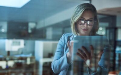 Mujer sujetando una tablet