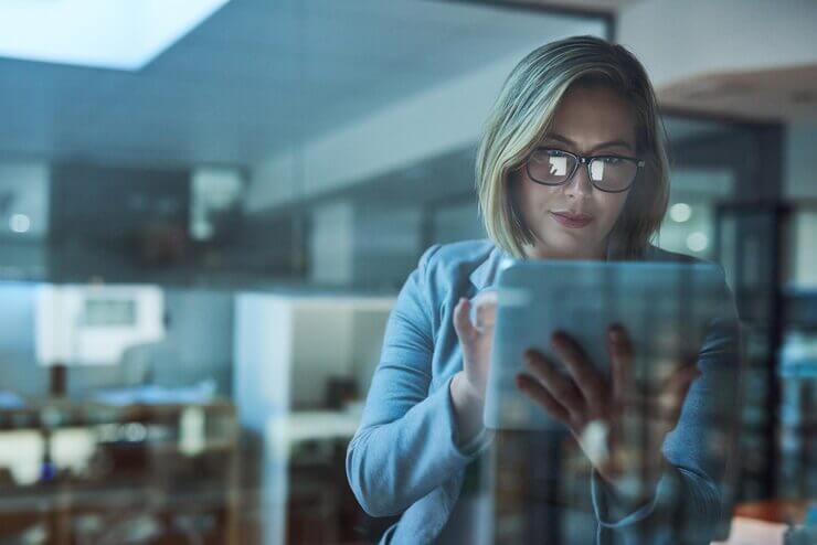 Mujer sujetando una tablet