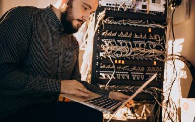 Un operario reparando un equipo