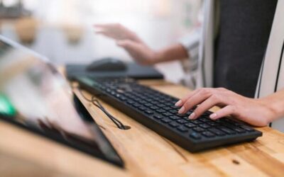mujer escribiendo en teclado