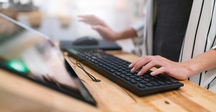cierre-mano-femenina-trabajando-escribiendo-informacion-teclado-propietario-dispositivo-pantalla-monitor-agregando-datos-analisis-concepto-ideas-estrategia-empresarial_609648-2034 (1) mujer escribiendo en teclado
