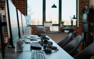 escritorio ofcina varios ordenadores y cascos