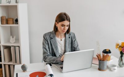 chica trabajando en ordenador
