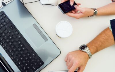 tres personas mesa movil ordenador tablet