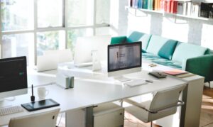 mesa con macbook