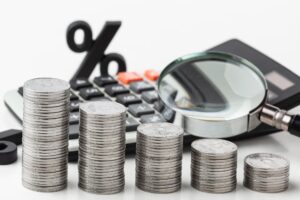moneda, calculadora y porcentaje