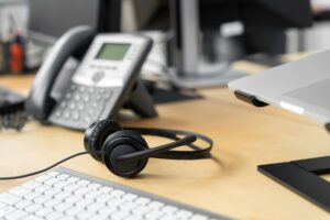 escritotio ocn teléfono fijo y cascos
