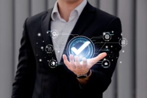 persona con tic en la mano holográfica