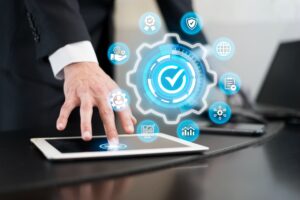 persona usando tablet e iconos holográficos