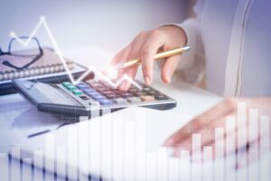 persona con calculadora y cuaderno