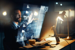 hombre usando pantalla virtual