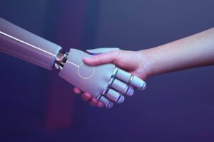 manos entrelazadas de un robot y humano
