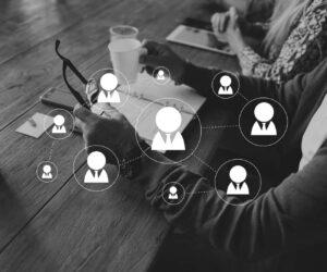persona en un escritorio, iconos por encima de la imagen