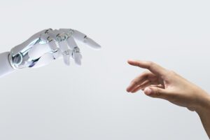 mano robótica y mano humanalor real al negocio.