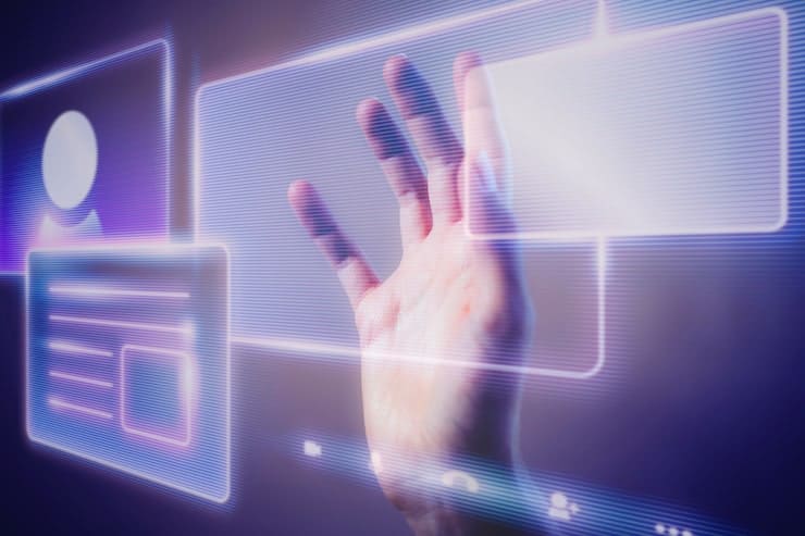 mano tocando interfaz holografica