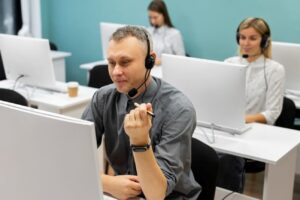 centro de call center, con trabajadores