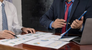 dos personas de negocios hablando de financiones