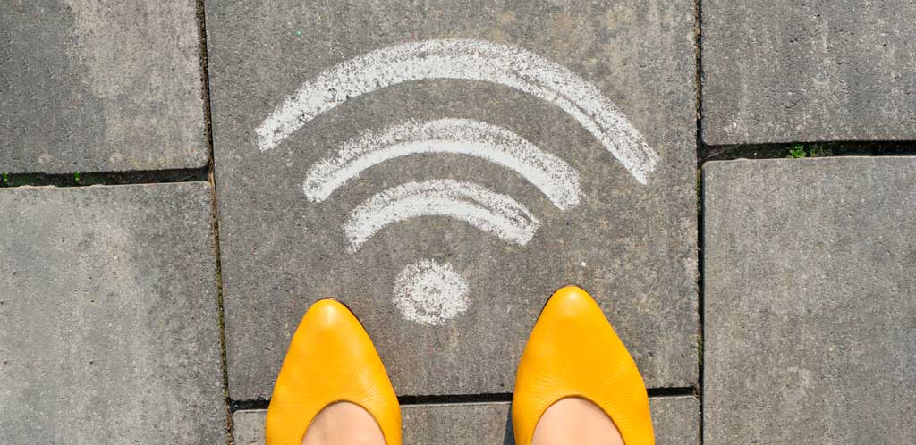 Pies con una señal de wifi en el suelo