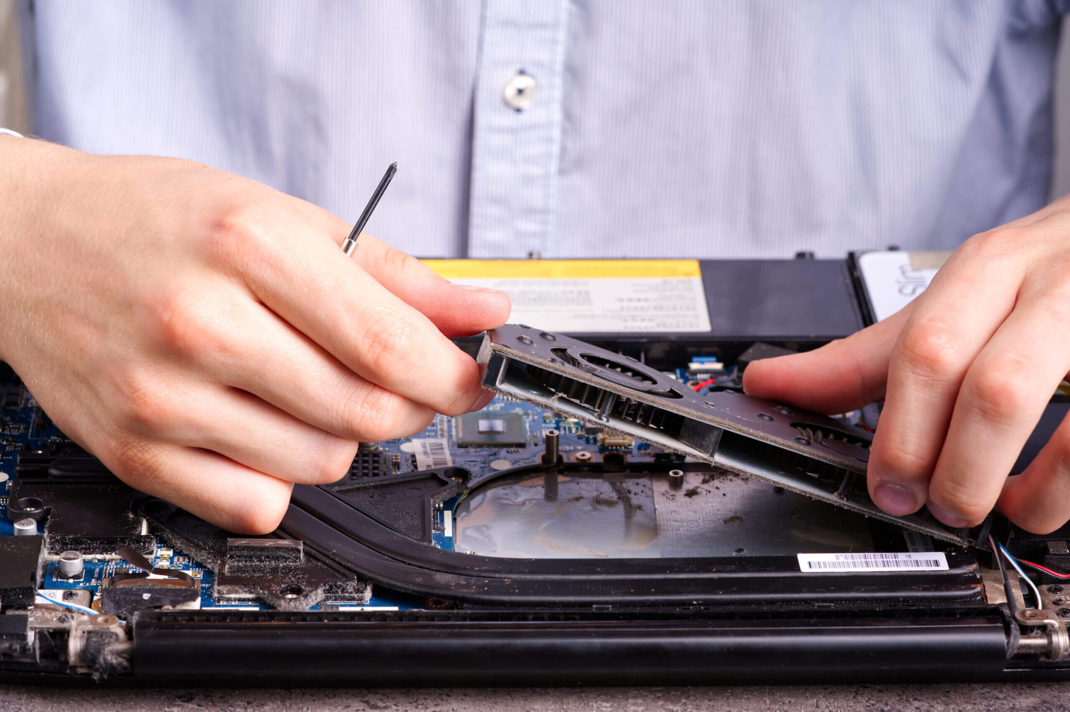 Un servicio técnico arreglando un disco