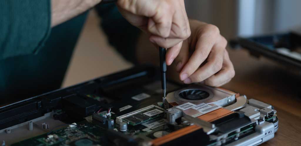 Reparación de una placa base de un ordenador