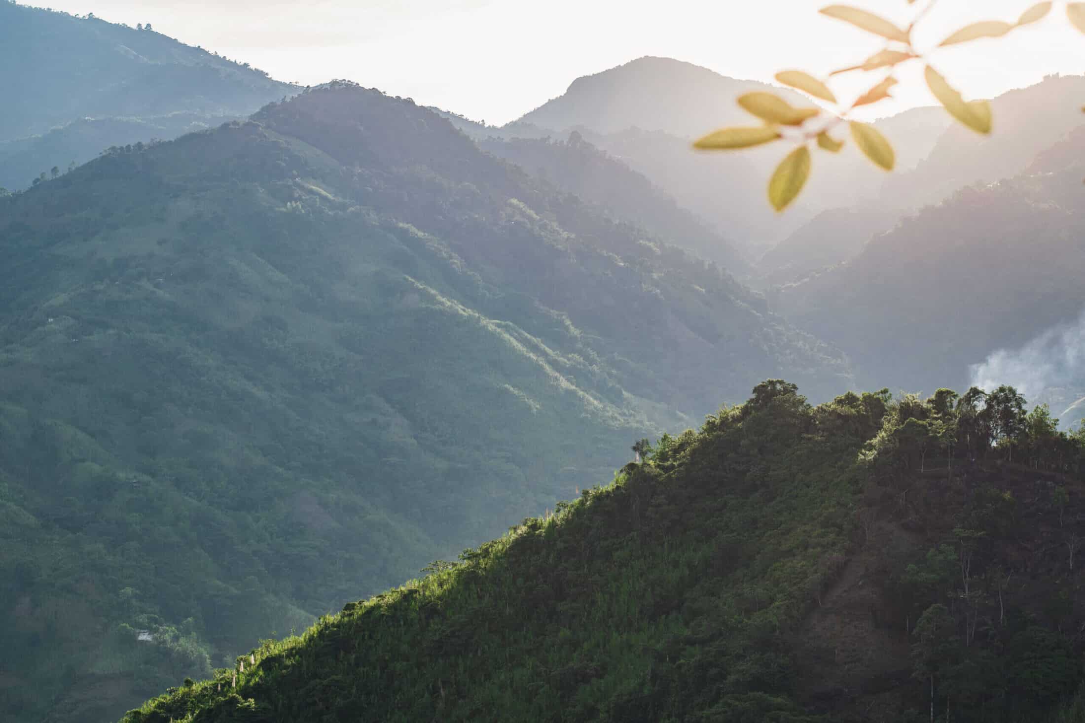 Paisaje montañoso con sol